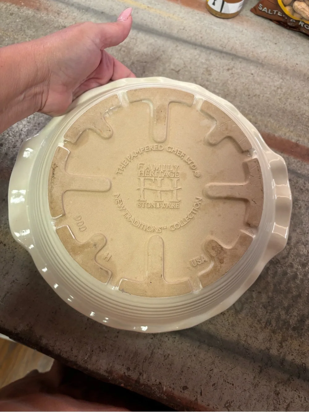 The Pampered Chef scalloped ceramic 9” pie dish in cream and white